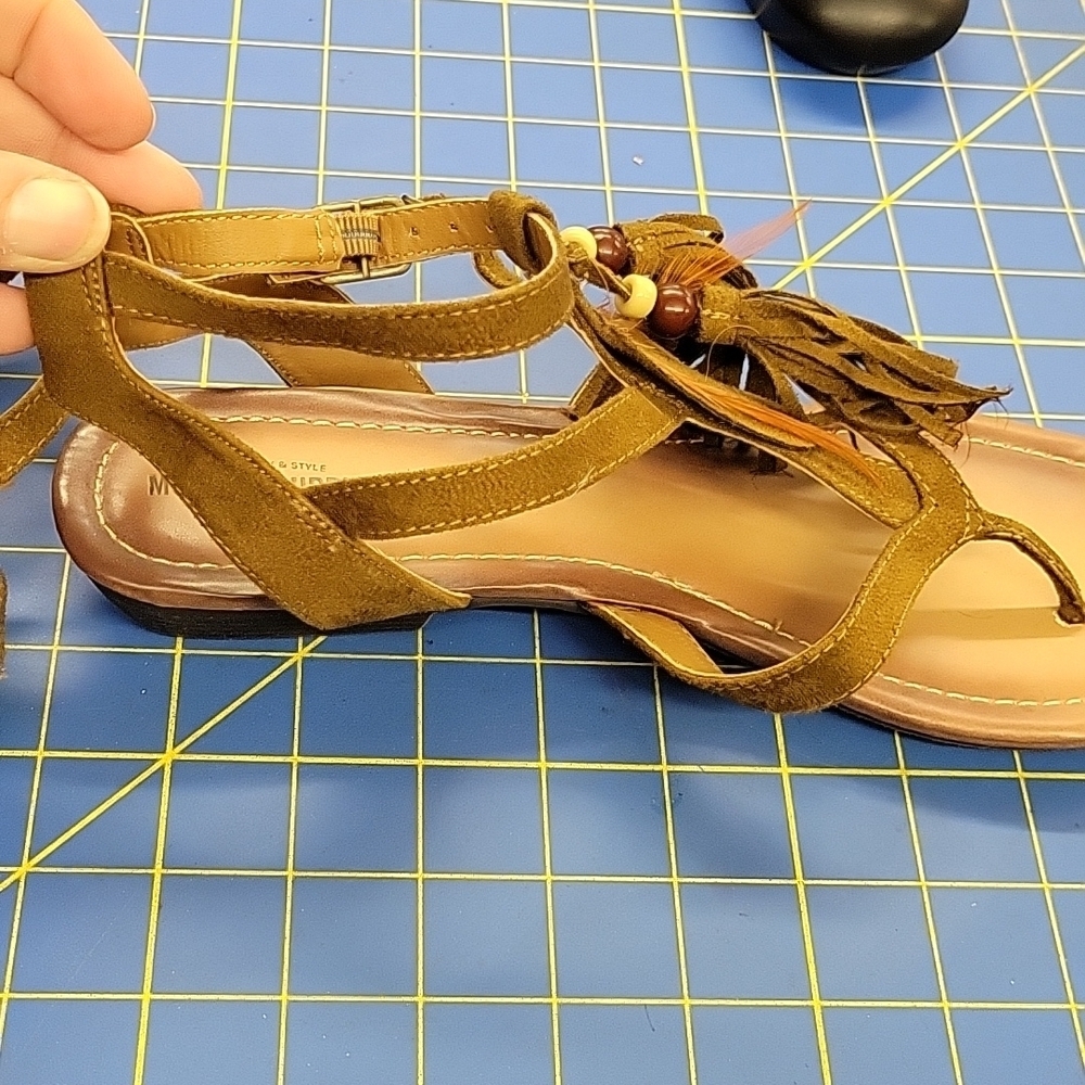 Mossimo Supply Co Feather Sandals Size 9.5 Faux Leather - Picture 3 of 5